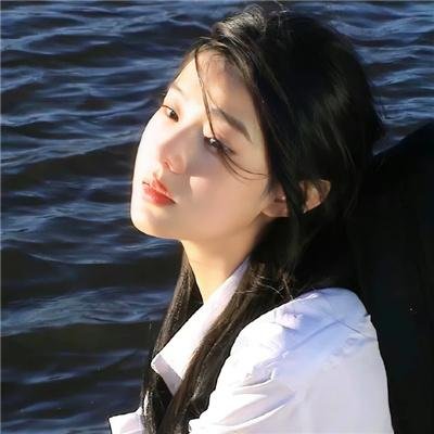 举杯畅饮的姐姐们